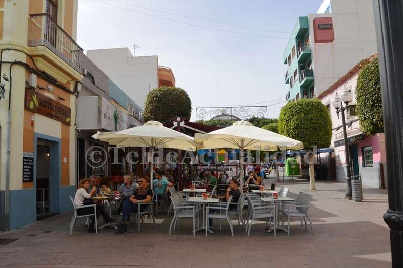 Imagen de una terraza en la zona comercial de Los Llanos antes de la irrupción de la pandemia (Foto TA)